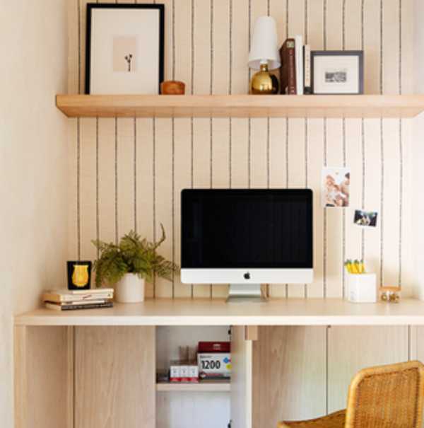 Meja kerja dengan rak gantung untuk menyimpan buku dan dokumen